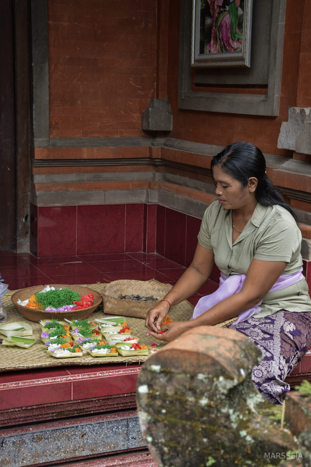Making canang sari